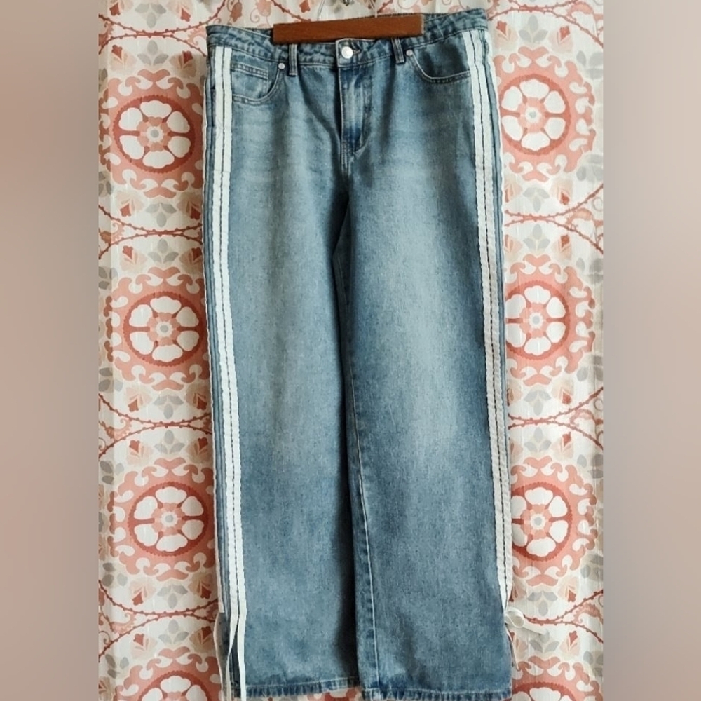 NWOT Cali Denim Jeans With Sassy Double Side Stripes With Bows 11/30